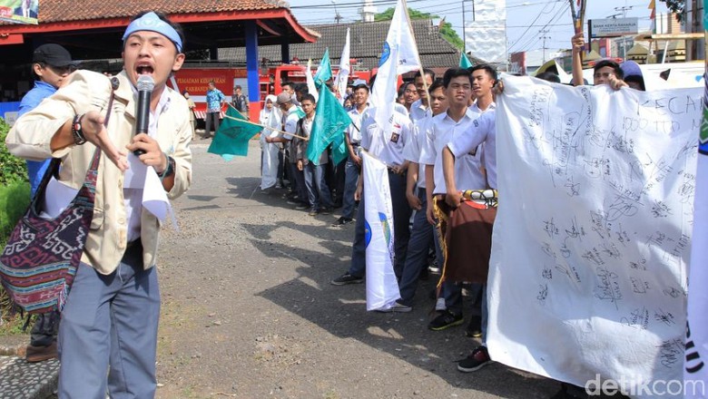 Ratusan Siswa SMA di Cicalengka Turun ke Jalan Tolak Miras